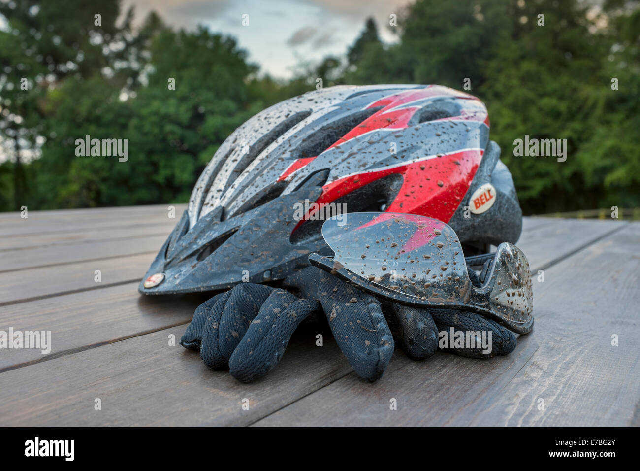 Schlamm bespritzt Zyklus Helm, Brille und Handschuhe. Stockfoto