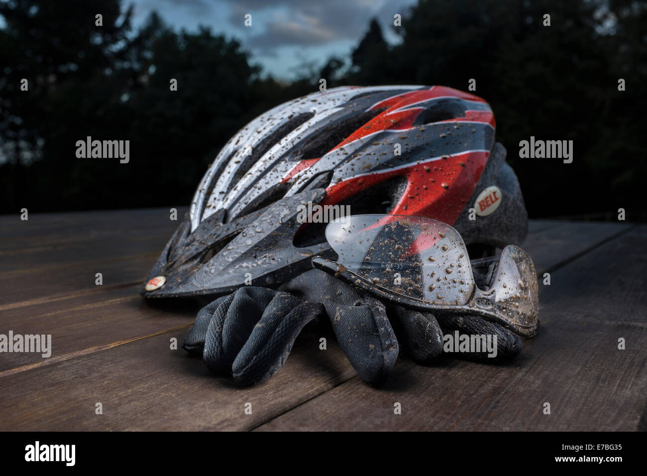 Schlamm bespritzt Zyklus Helm, Brille und Handschuhe. Stockfoto