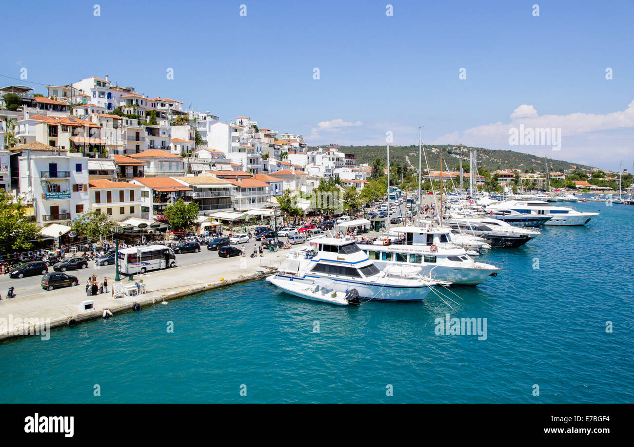 Boote auf die Hafenfront und belebten Hafen von Skiathos in den Sporaden Inseln von Griechenland Stockfoto