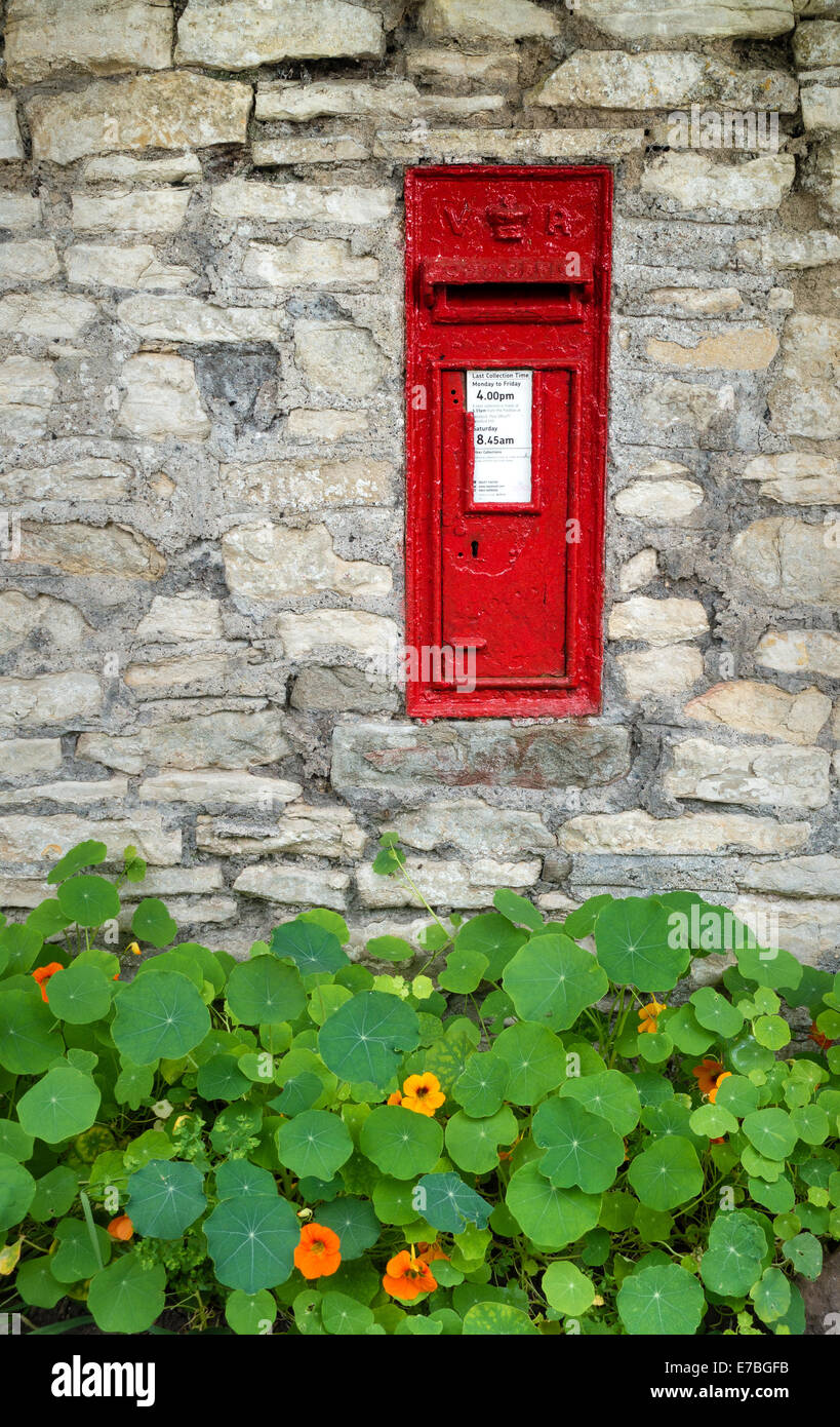 Viktorianische Dorf Briefkasten set in eine Steinmauer mit einer Grenze von Kapuzinerkresse Somerset UK Stockfoto