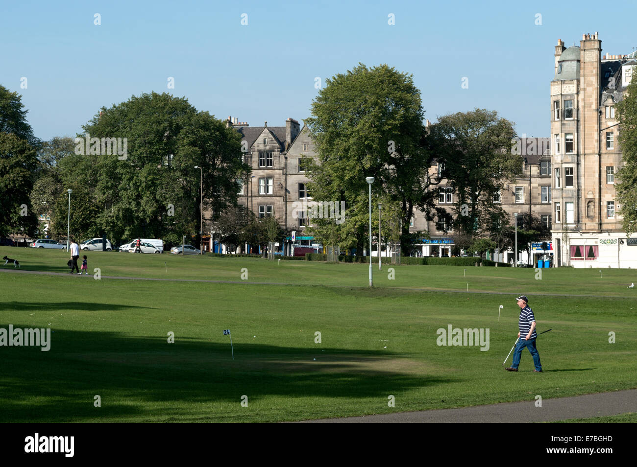 Mann Golf putting auf Bruntsfield Links, die Wiesen, öffentlichen Park, Edinburgh Stockfoto