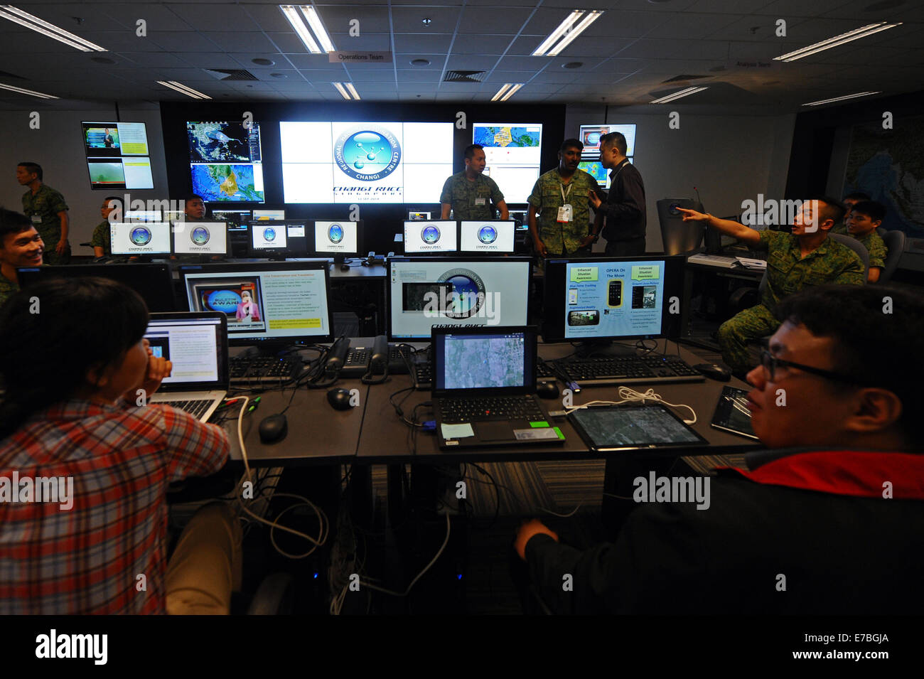 (140912)--SINGAPORE, 12. September 2014 (Xinhua)--Singapurs Militärpersonal demonstrieren ihre Arbeit in den regionalen Humanitarian Assistance und Disaster Relief Koordination Centre(RHCC) in Singapurs Changi Naval Base, am 12. September 2014. Die RHCC werden im Jahr 2015. (Xinhua/Then Chih Wey) Stockfoto