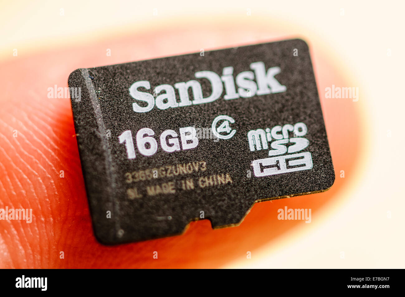Eine SanDisk 16GB SDHC MicroSD Karte für den Einsatz in Smartphones auf der Fingerspitze Stockfoto