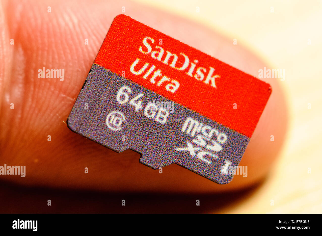 Eine SanDisk Ultra 64GB MicroSD XC card für den Einsatz in Smartphones auf der Fingerspitze Stockfoto