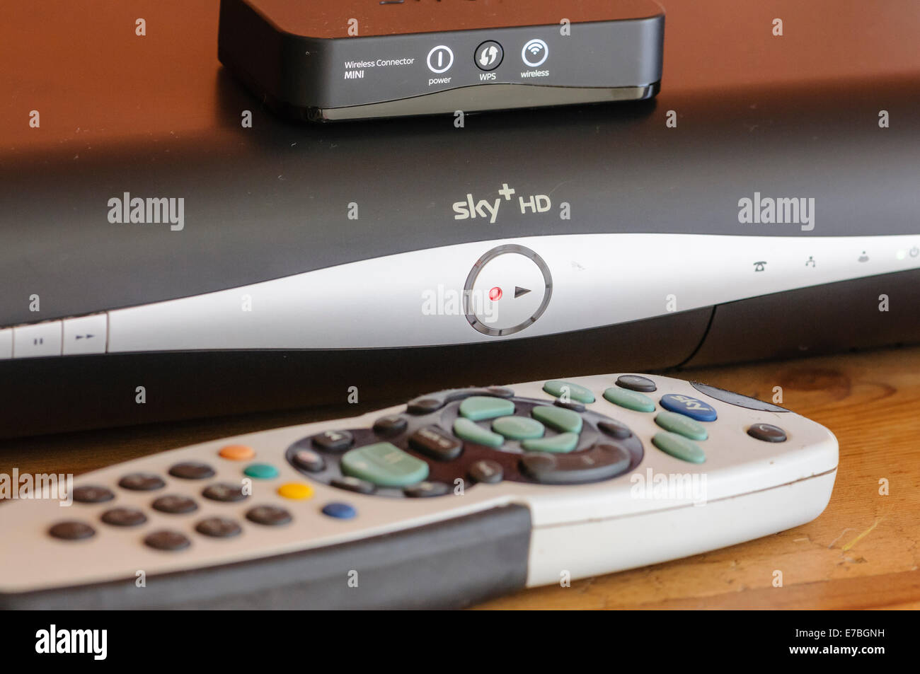 Sky + HD-Box mit einem WiFi-Wireless-Anschluss Adapter, Internet-Zugang ermöglichen Stockfoto
