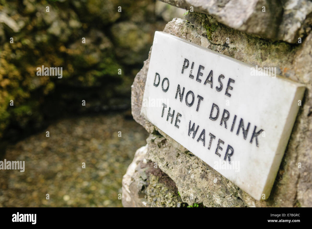 Achtung Pilger nicht zu trinken, das Wasser aus einem heiligen Brunnen zu unterzeichnen. Stockfoto