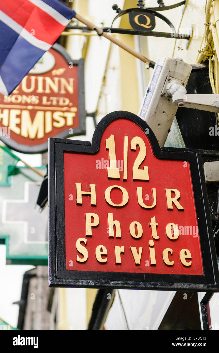 Melden Sie sich bei einem Chemiker Shop Werbung einen 1/2 Stunde-Foto-service Stockfoto