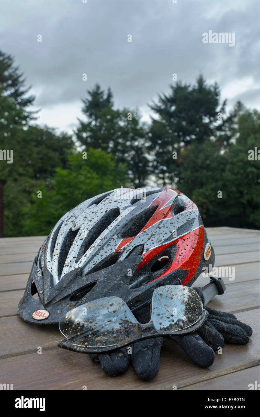 Schlamm bespritzt Zyklus Helm, Brille und Handschuhe. Stockfoto