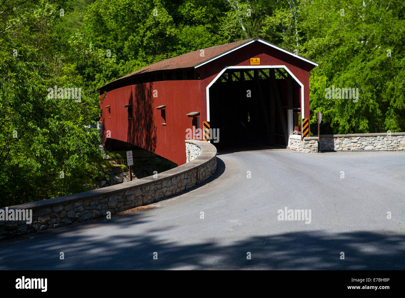 Colemanville Covered Bridge überspannt die Pequea Creek in Lancaster County, Pennsylvania. Stockfoto