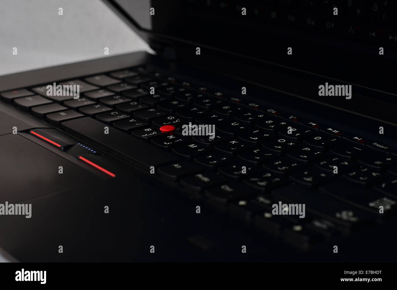 Schwarze Laptop-Tastatur mit roter Trackball Stockfoto