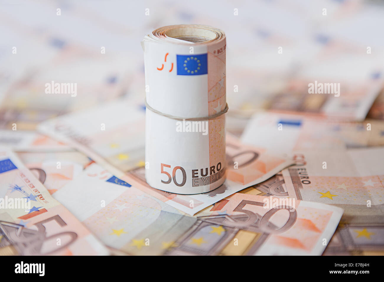 Euro-Währung, Geld in Roll, Bargeld in fünfziger Jahre Stockfoto