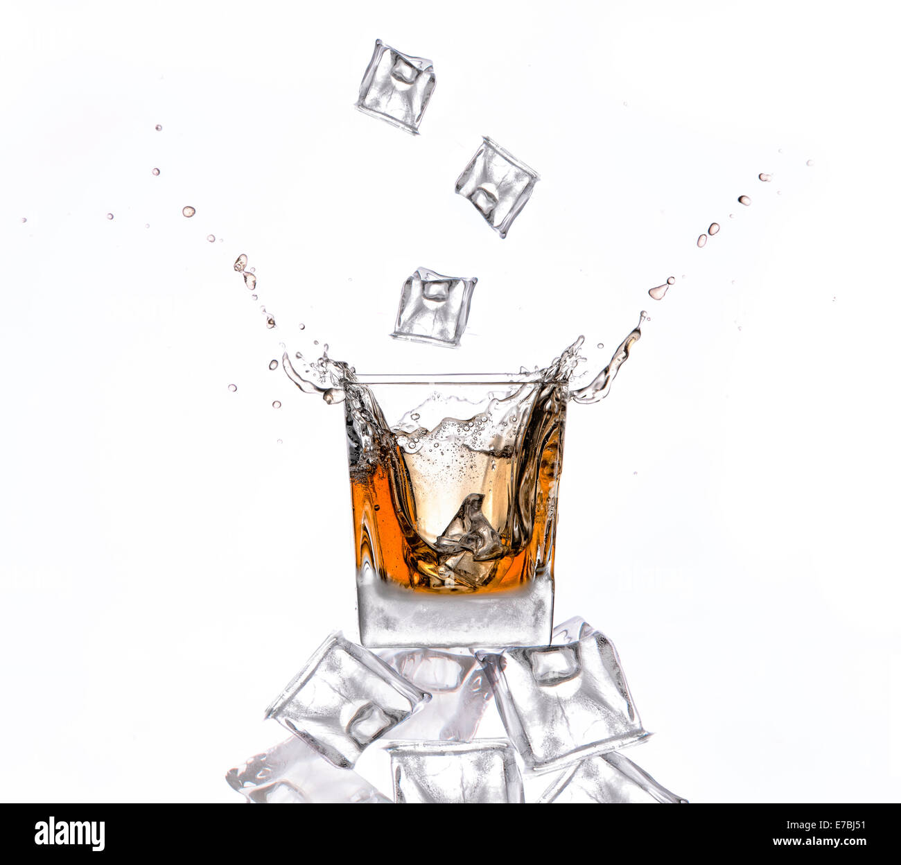 Whisky auf Eis, mit Eiswürfeln auf einem weißen Hintergrund spritzt Stockfoto