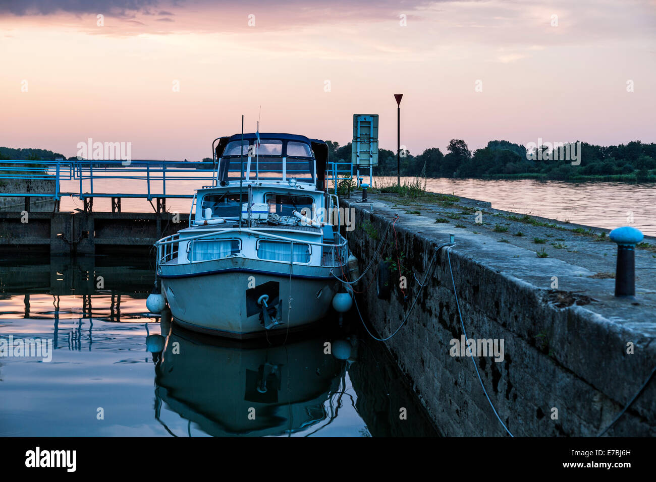 Ecluse De Gigny, Fluss Saone - Port de Plaisance bei Sonnenuntergang France Stockfoto