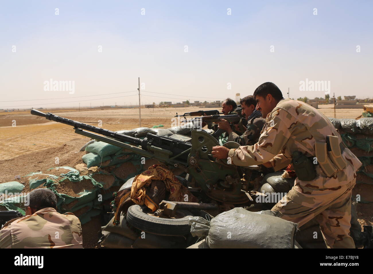 Irak, Kurdistan, Makmur Frontlinie - Peshmerga und PKK befreien fünf Dörfer aus der Controle des islamischen Staates (IS) und mindestens sieben islamistische Kämpfer, ein PKK-Mitglied stirbt im Kampf im Irak, 12. September 2014 zu töten. Foto: Thomas Rassloff/dpa Stockfoto