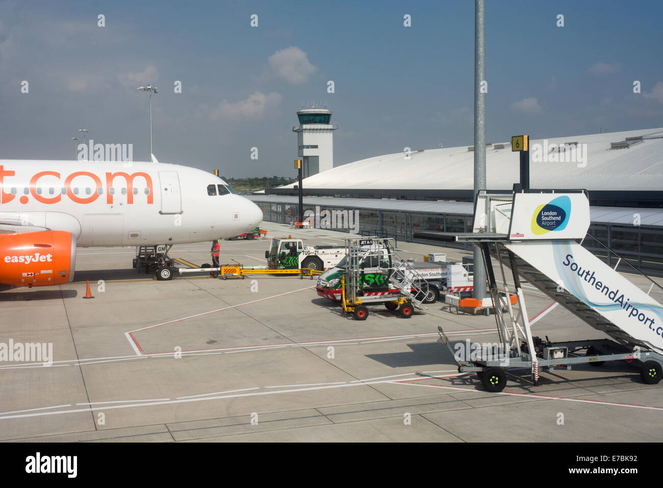 Ein Easyjet Airbus A319 soll vom Flughafengebäude am London Southend Airport zurückgeschoben werden. Stockfoto