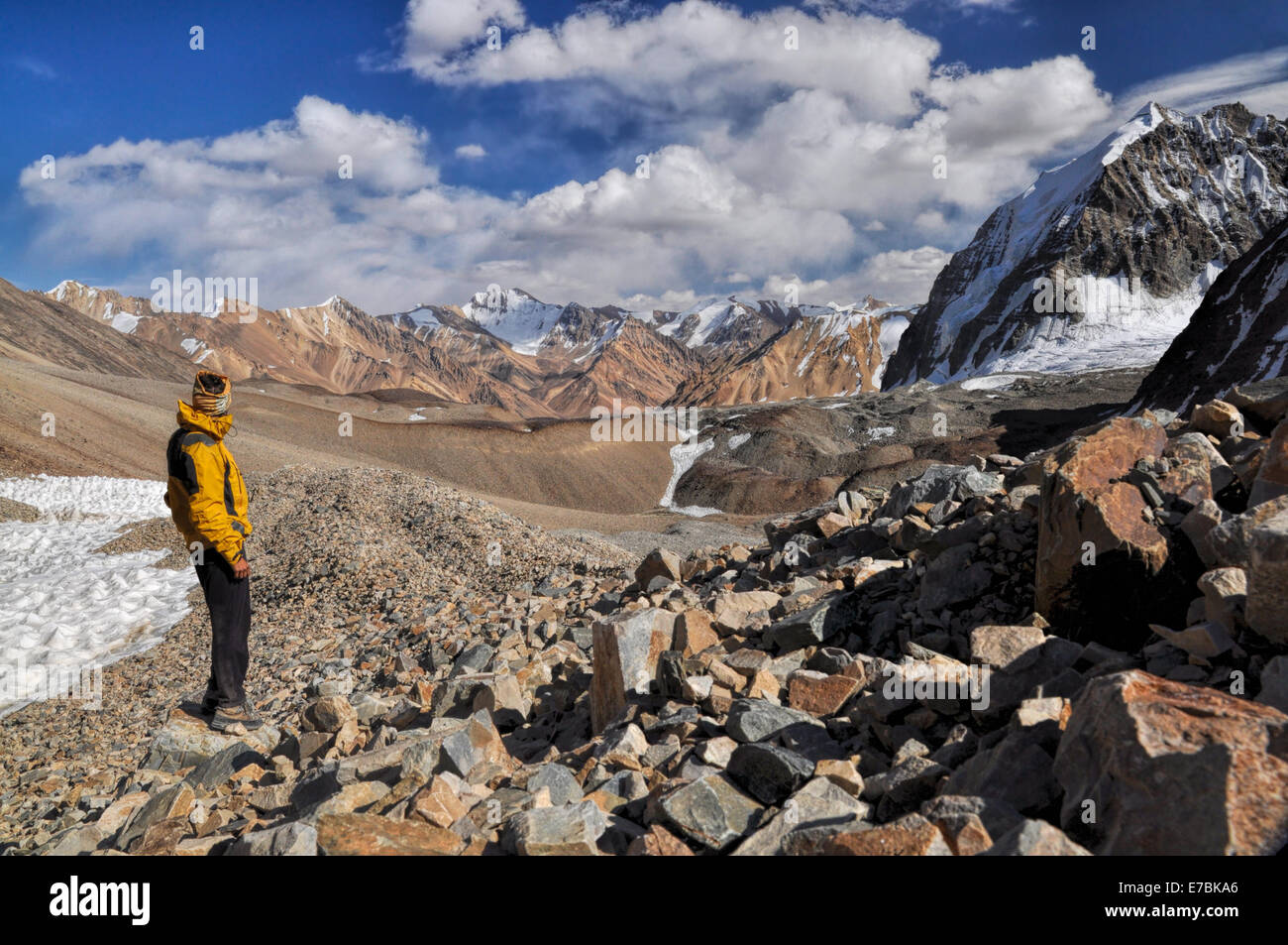 Junge Abenteurer wandern im Pamirgebirge in Tadschikistan Stockfoto