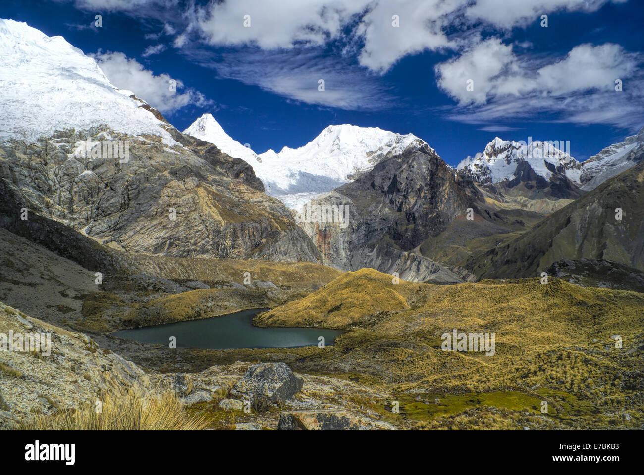 Malerische Aussicht auf hohe Berggipfel in den peruanischen Anden Stockfoto