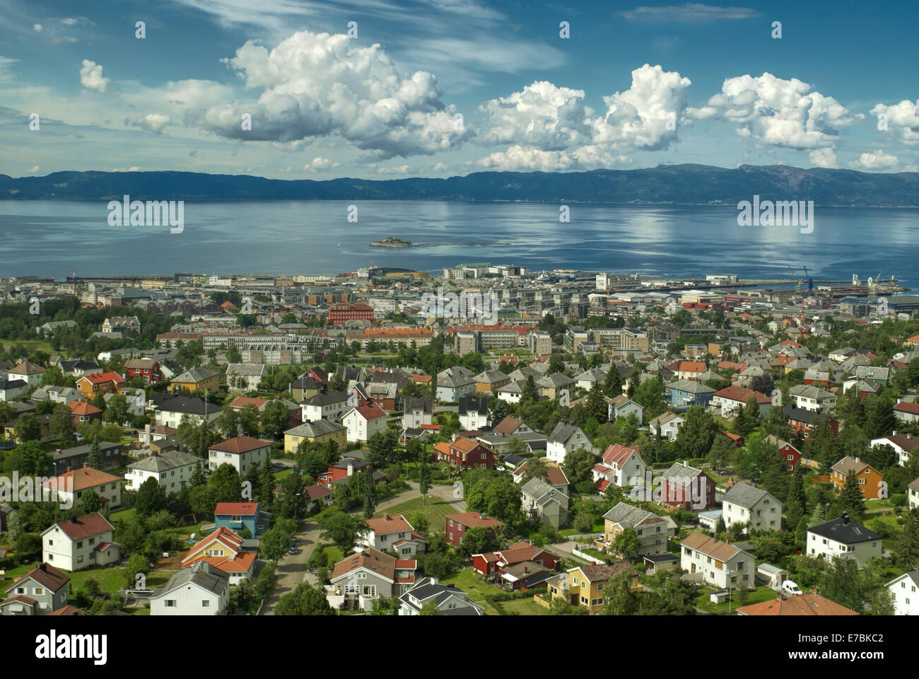 Malerische Aussicht auf Trondheims Stadtgebiet mit dem Fjord im Hintergrund Stockfoto