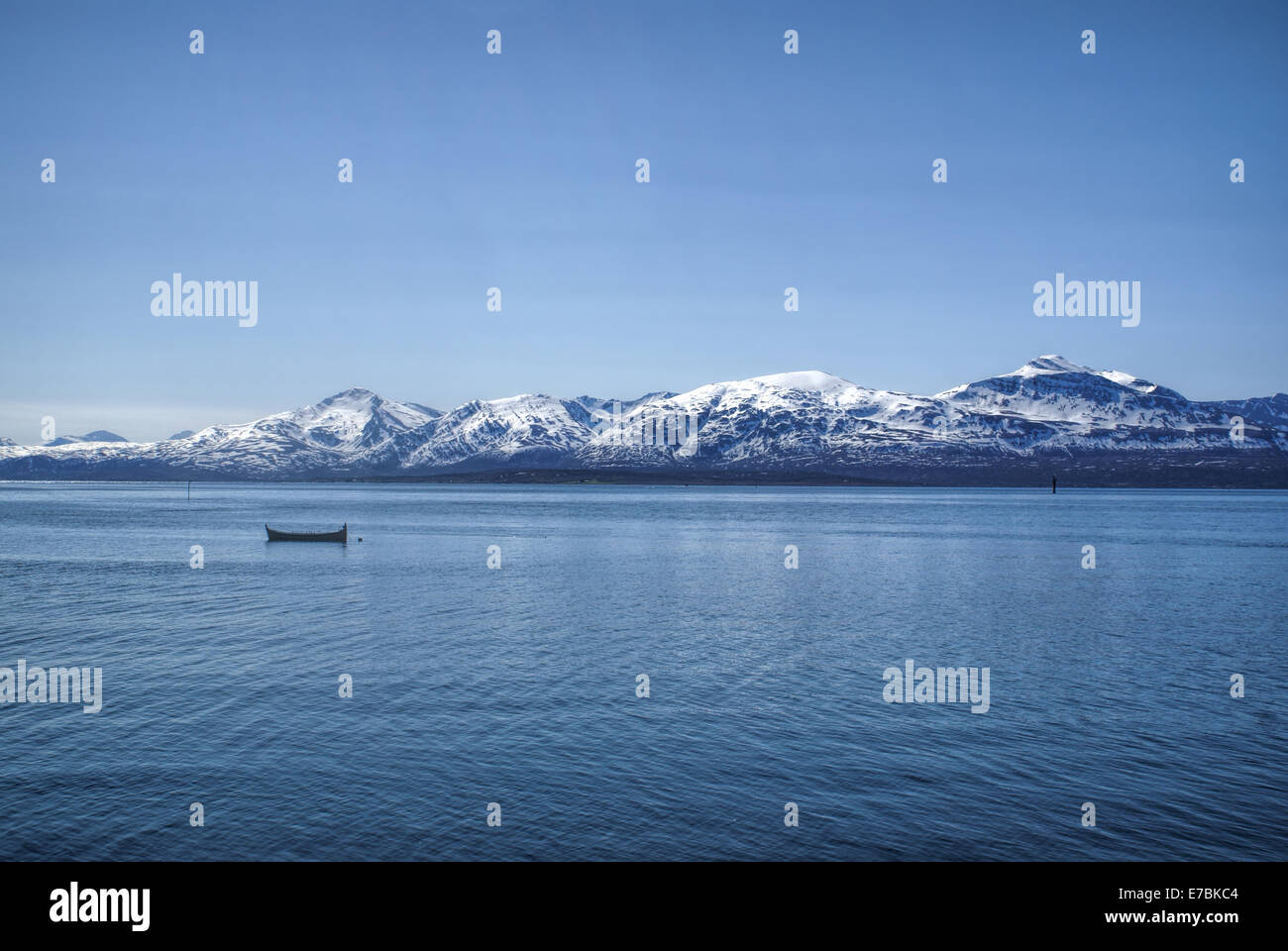 Malerische Aussicht auf die Berge und ein Boot in einem Fjord in Tromsø, Norwegen Stockfoto