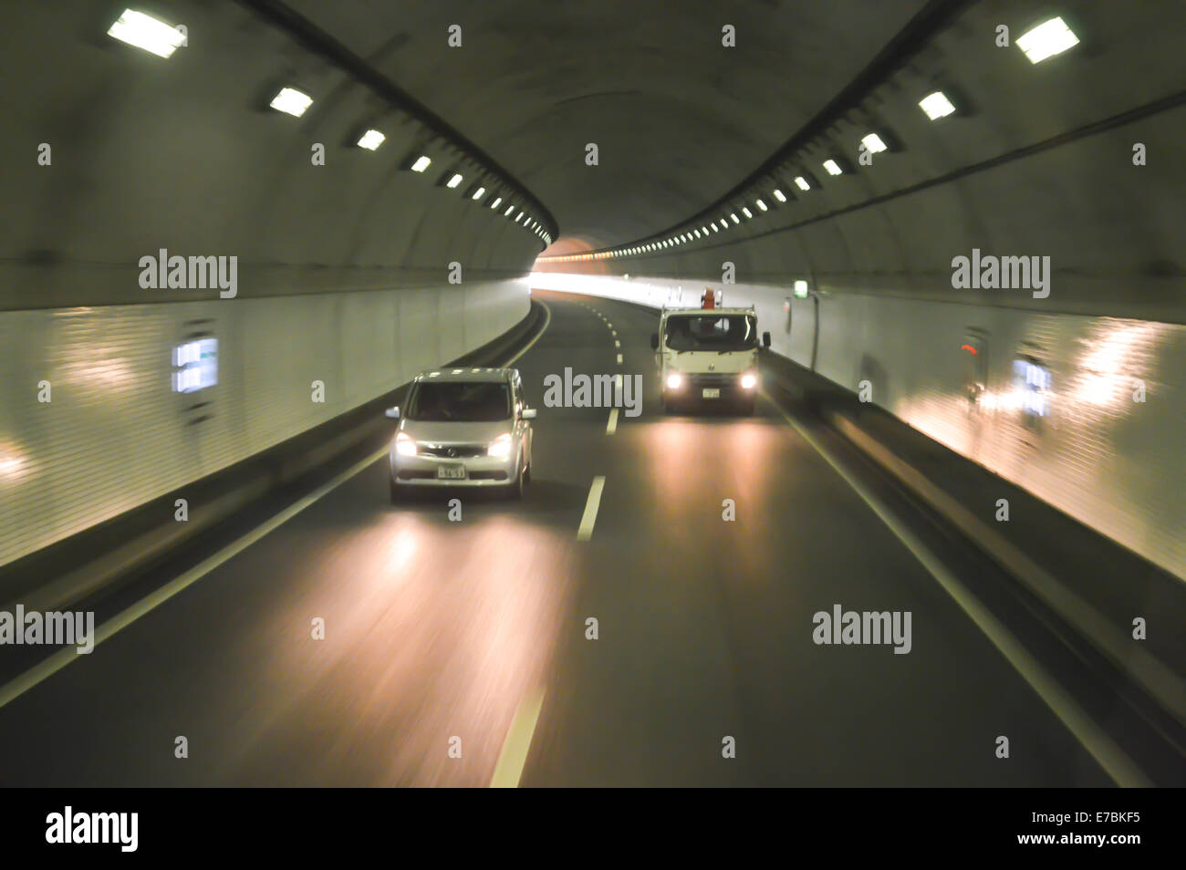 Bewegungsunschärfe des Autos im Tunnel Japan für den Transport Stockfoto
