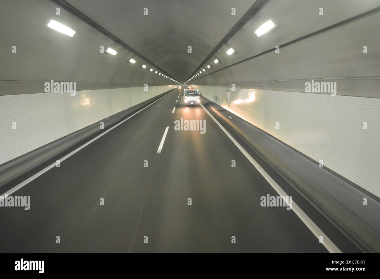 Bewegungsunschärfe des Autos im Tunnel Japan für den Transport Stockfoto