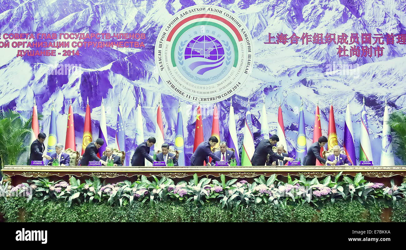 Duschanbe, Tadschikistan. 12. Sep, 2014. Chinesischen Staatspräsidenten Xi Jinping (6 L) und Führer der anderen Mitgliedstaaten Shanghai Cooperation Organization (SCO) besuchen eine Unterzeichnungszeremonie gemeinsam während der 14. Sitzung des der SCO Rat der Staatschefs in Duschanbe, Hauptstadt von Tadschikistan, 12. September 2014. Xi an der Sitzung teilgenommen und eine wichtige Rede geliefert. Bildnachweis: Li Tao/Xinhua/Alamy Live-Nachrichten Stockfoto