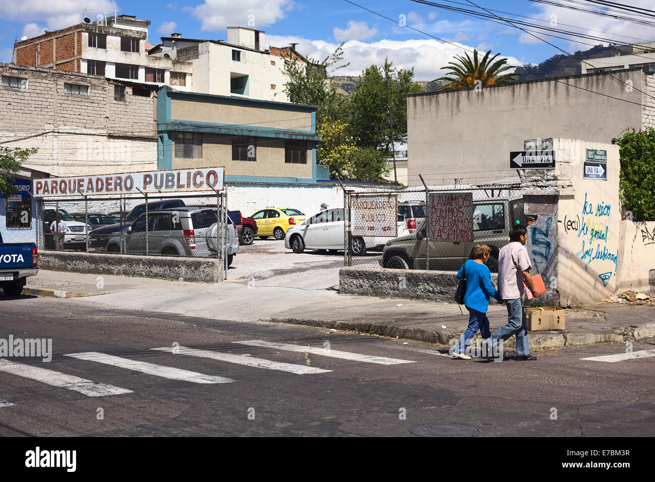 Einen geschlossenen öffentlichen Parkplatz an der Ecke von Vicente Ramón Roca und Gral. Ulpiano Paez Straßen in Quito, Ecuador Stockfoto