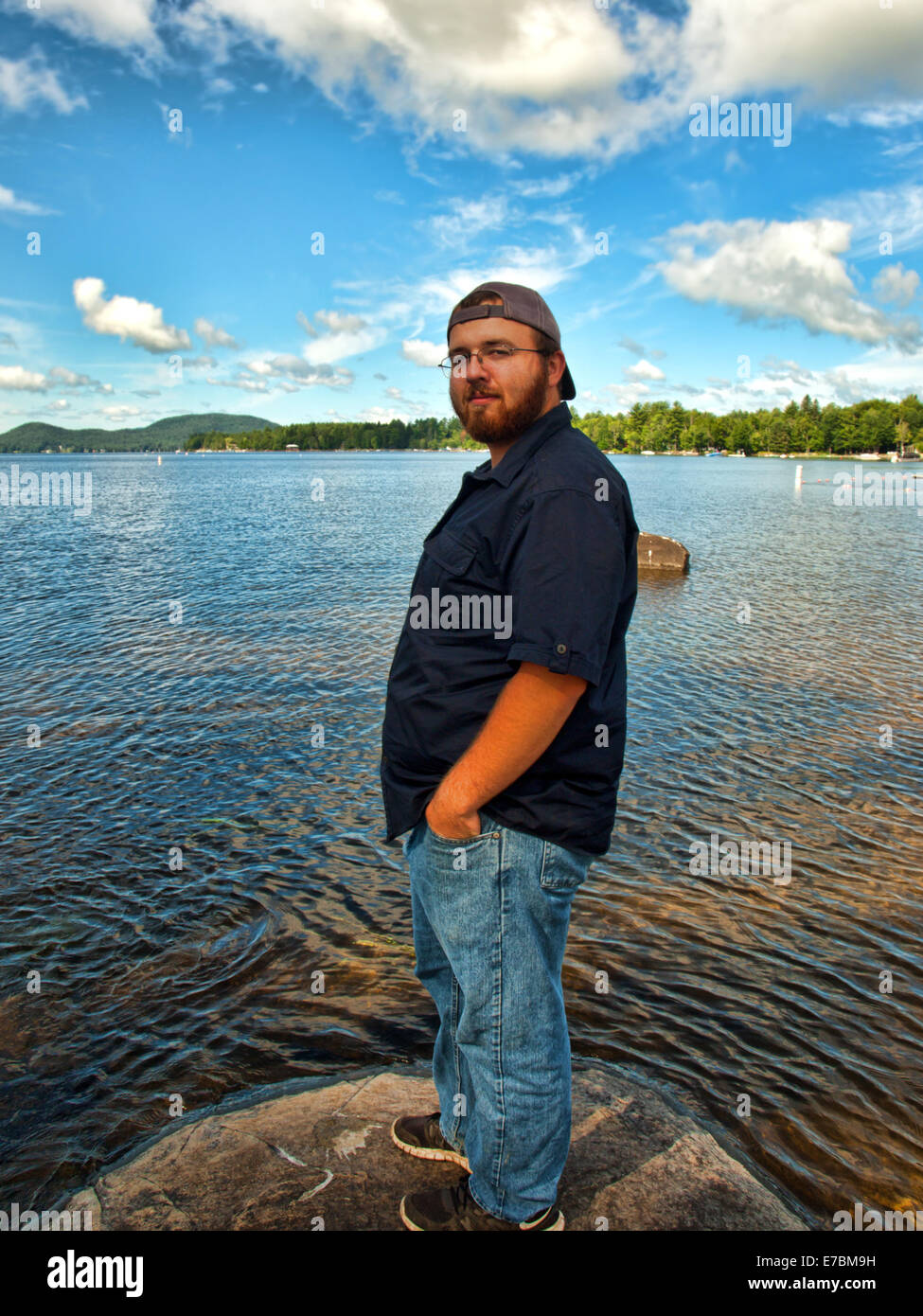 junger Mann im freien Stockfoto