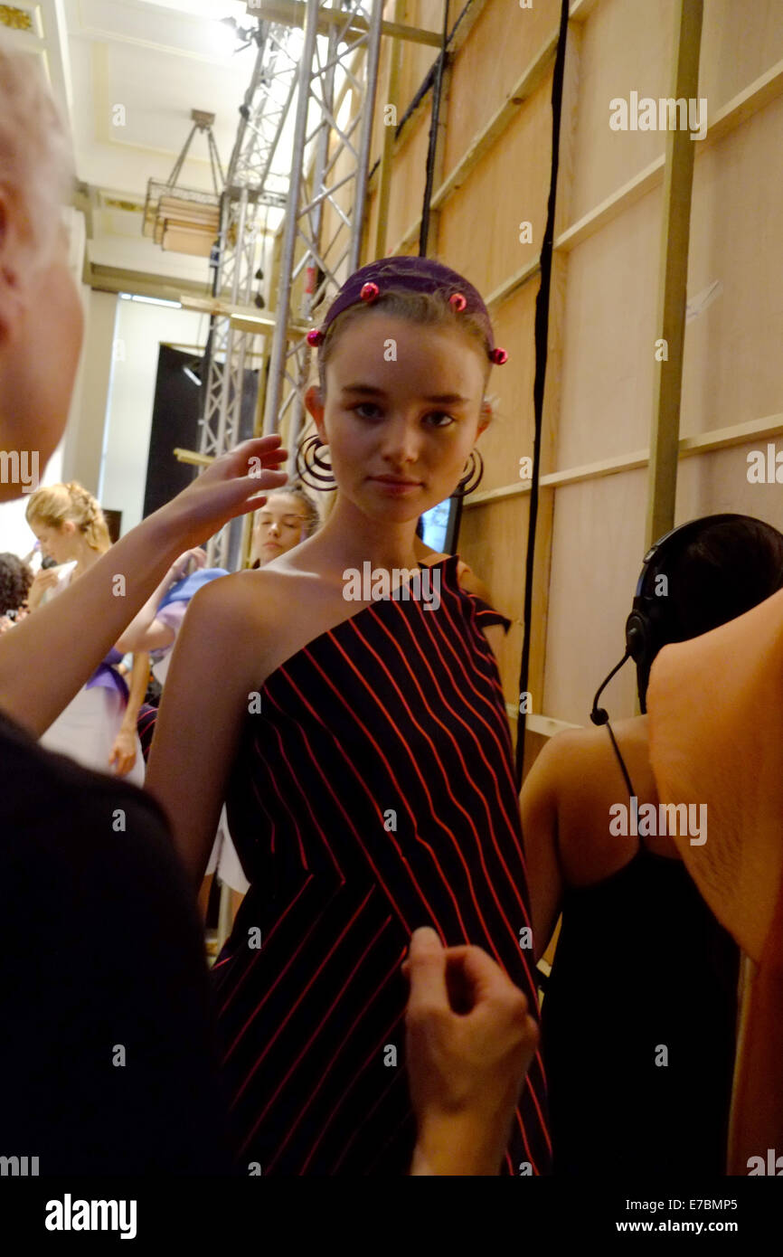 London, UK. 12. September 2014. London Fashion Woche SS15: Backstage bei "Ones to Watch" Modell tragen Min Wu Credit: Rachel Megawhat/Alamy Live News Stockfoto