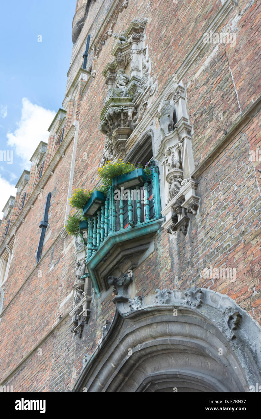 Eine Detailansicht eines Fensters über den Eingang zu den Befort, den Belfried von Brügge in Belgien Stockfoto