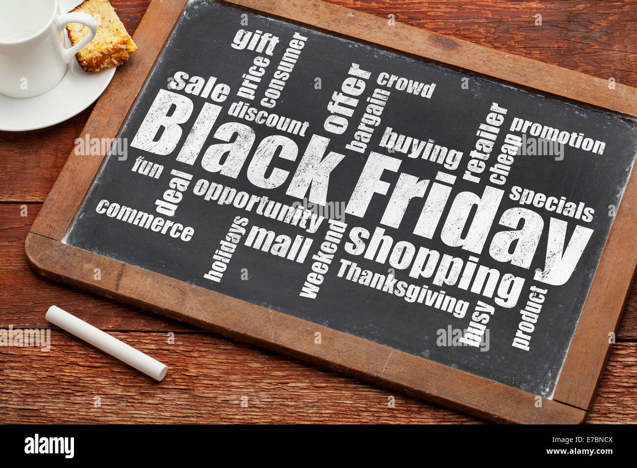 Schwarzer Freitag einkaufen Wortwolke auf einer Vintage Schiefer Tafel mit einer Tasse Kaffee Stockfoto