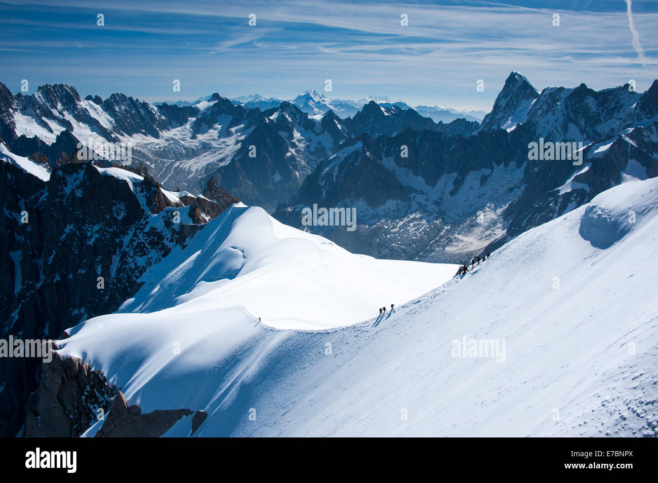 Wanderer nähert sich dem aguille du Midi, französische Alpen, Chamonix, Frankreich Stockfoto