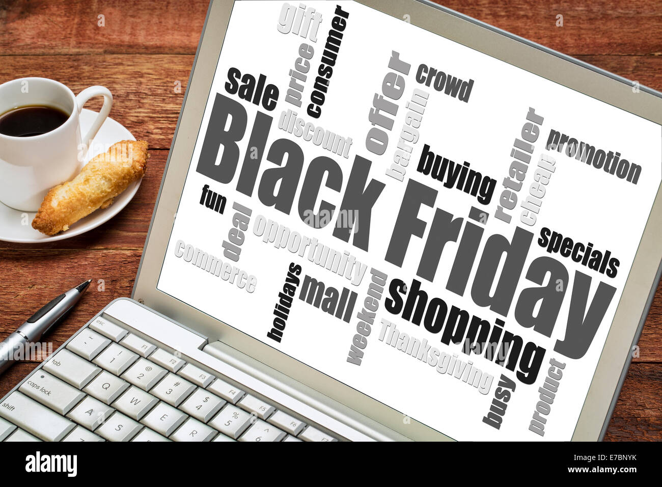 Black Friday shopping Wortwolke auf einem Laprop Computer mit einer Tasse Kaffee Stockfoto