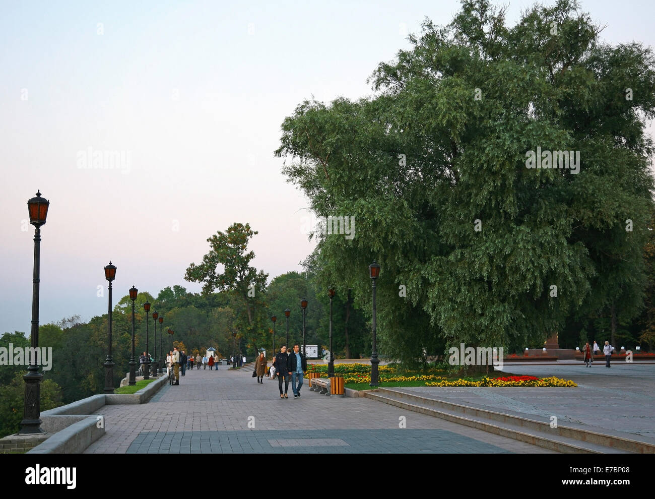 Schöne Herbst Gasse im Kreml in der Abendsonne Stockfoto