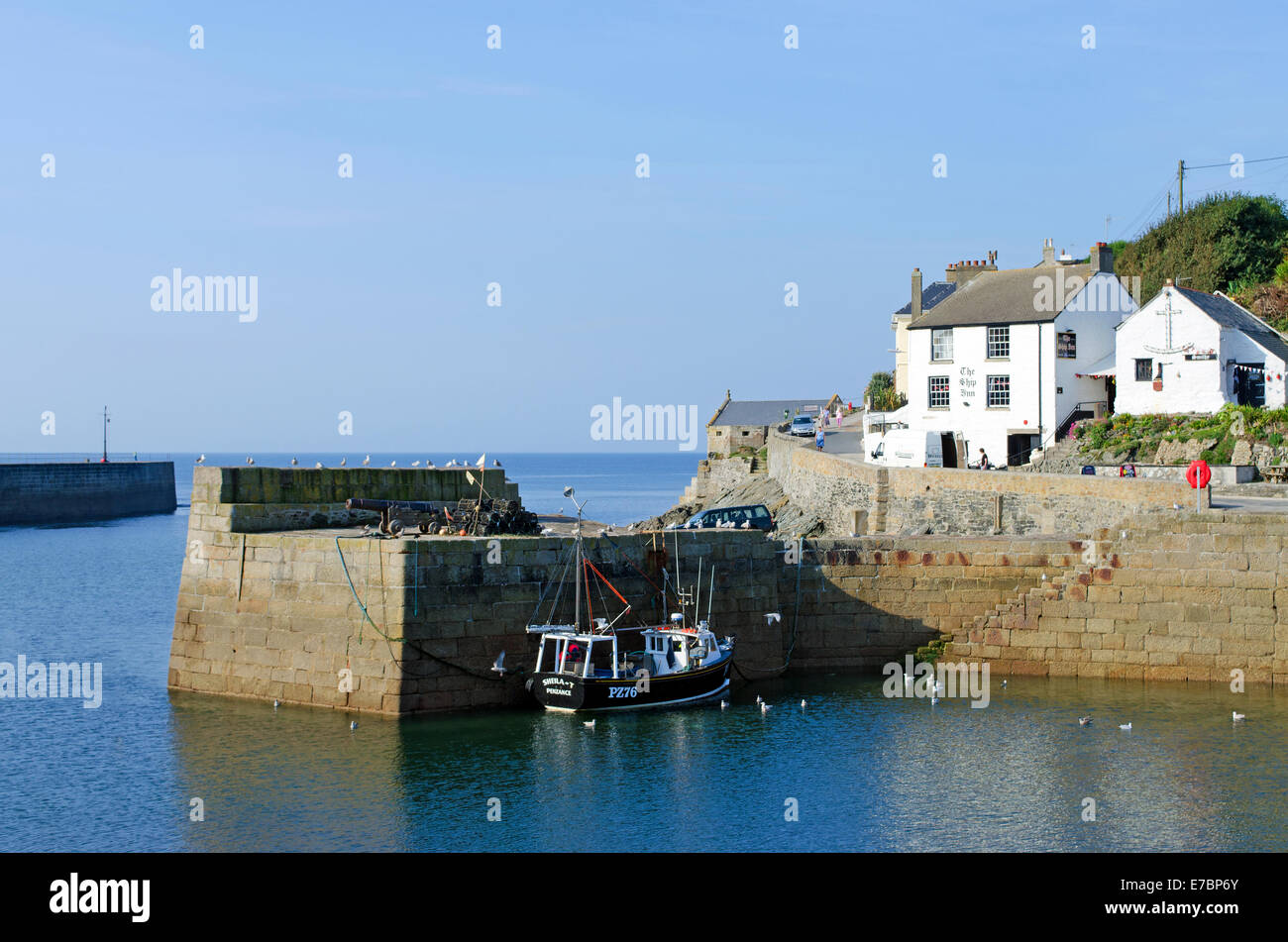 Fischerboot im Hafen von Porthleven, Cornwall, UK Stockfoto