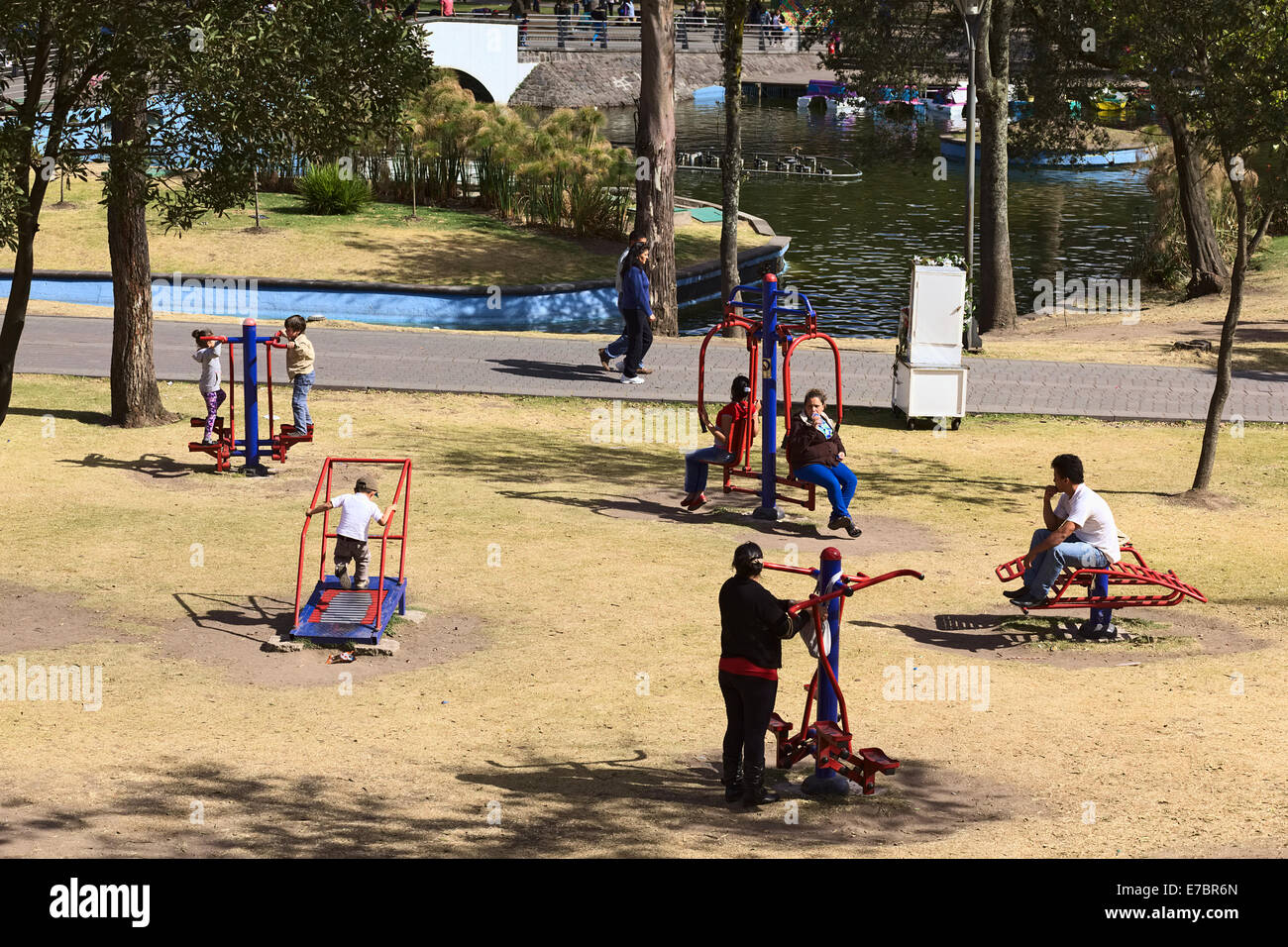 Nicht identifizierte Personen mit öffentlichen Fitnessgeräten im Alameda-Park am 8. August 2014 in Quito, Ecuador Stockfoto