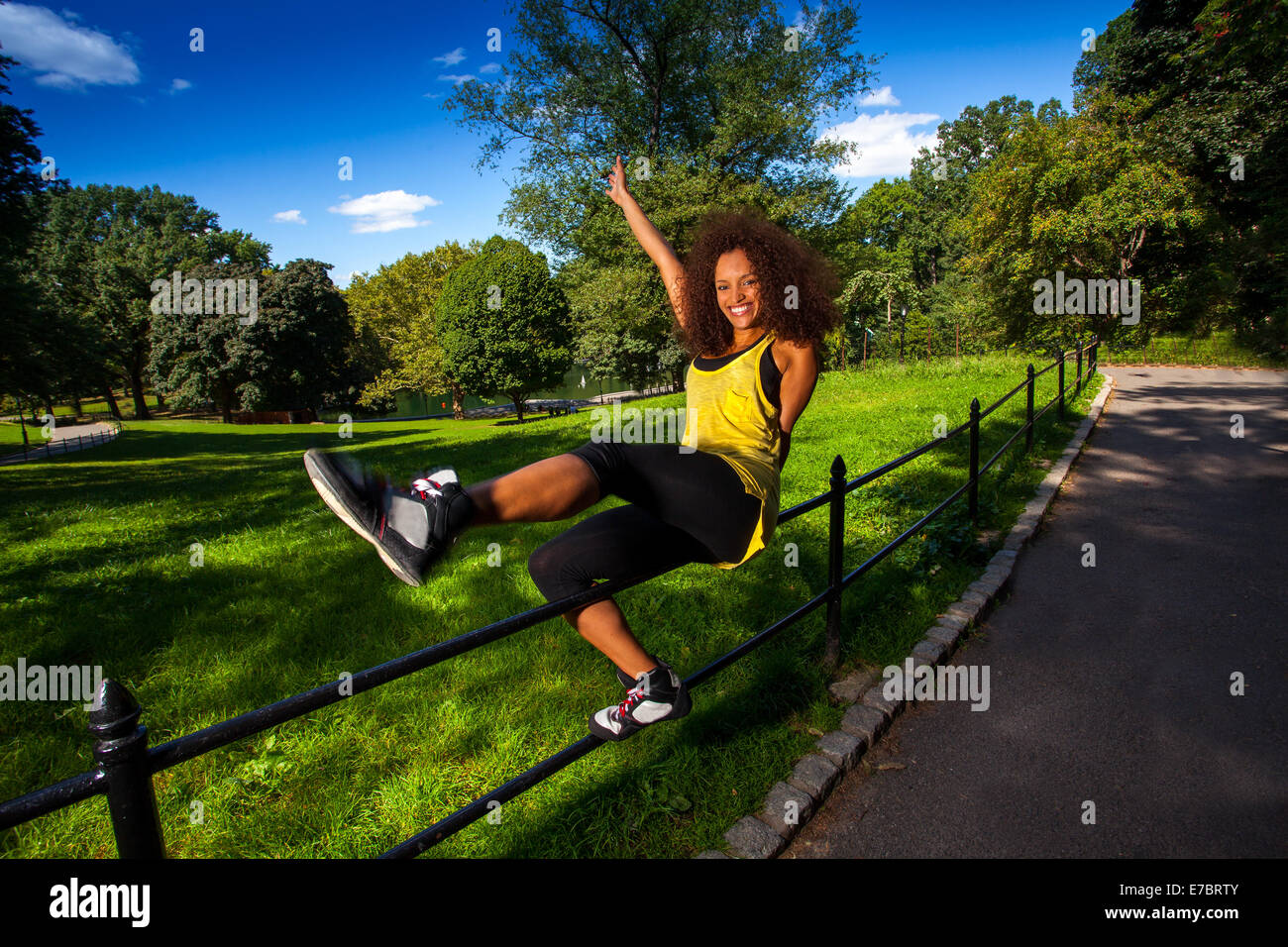 Junge Brünette Hispanic Frau trainieren Sie im Central Park Stockfoto