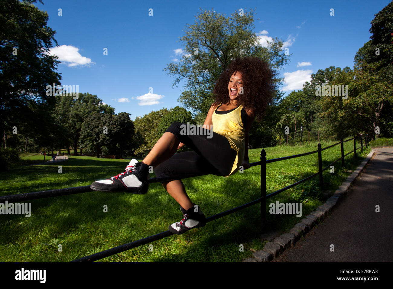 Junge Brünette Hispanic Frau trainieren Sie im Central Park Stockfoto