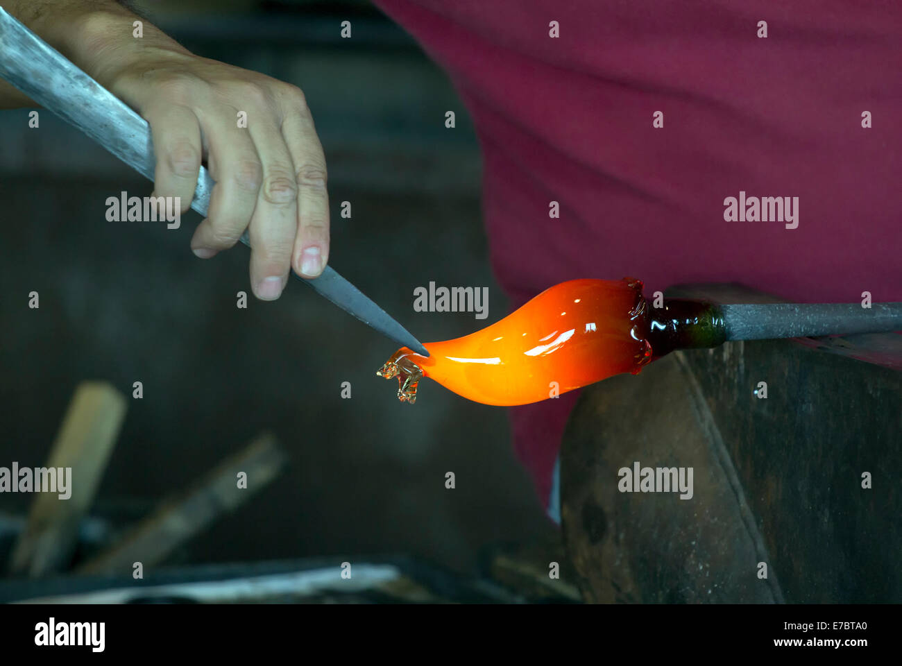 Handwerkliche Arbeiten aus geschmolzenem Glas. Stockfoto