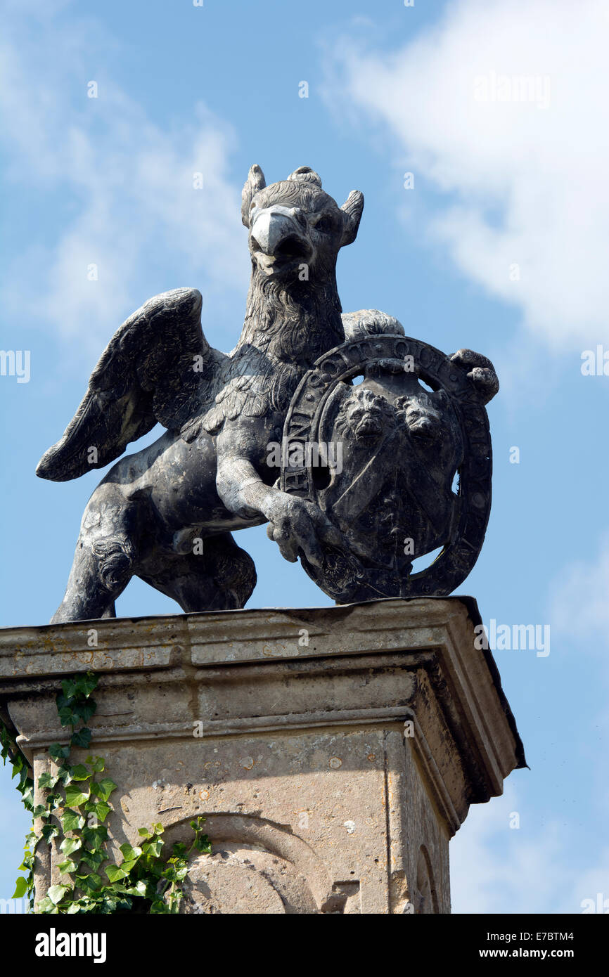 Griffin auf Gateway Boughton Hall, Northamptonshire, England, UK Stockfoto