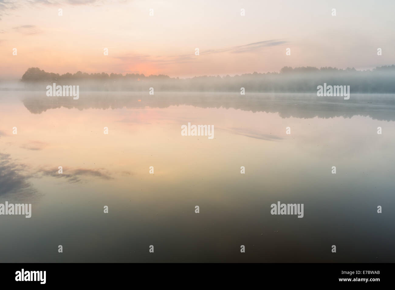 Sonnenaufgang über dem See Stockfoto