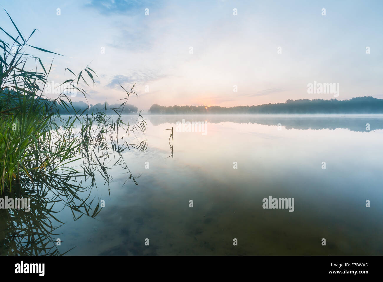 Sonnenaufgang über dem See Stockfoto