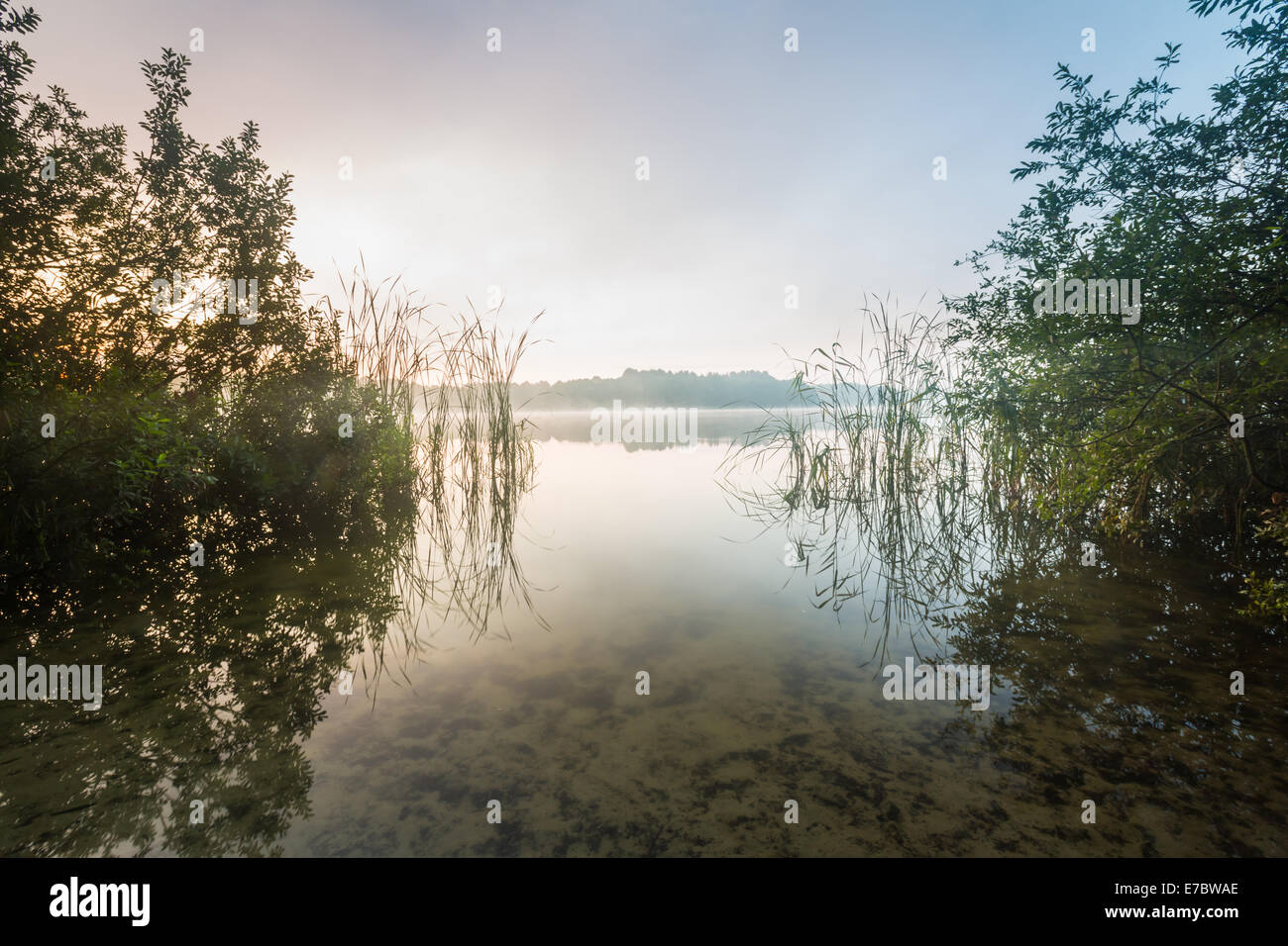 Sonnenaufgang über dem See Stockfoto