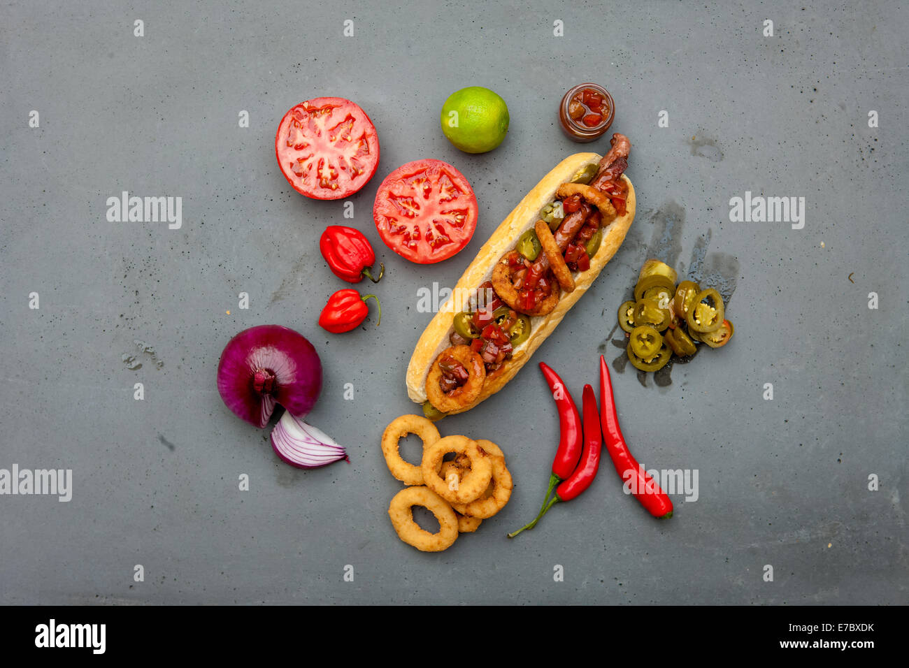 Moderne Hot Dog mit Lamm Wurst, Tomaten, Zwiebelringe, Jalapeno, rote ...