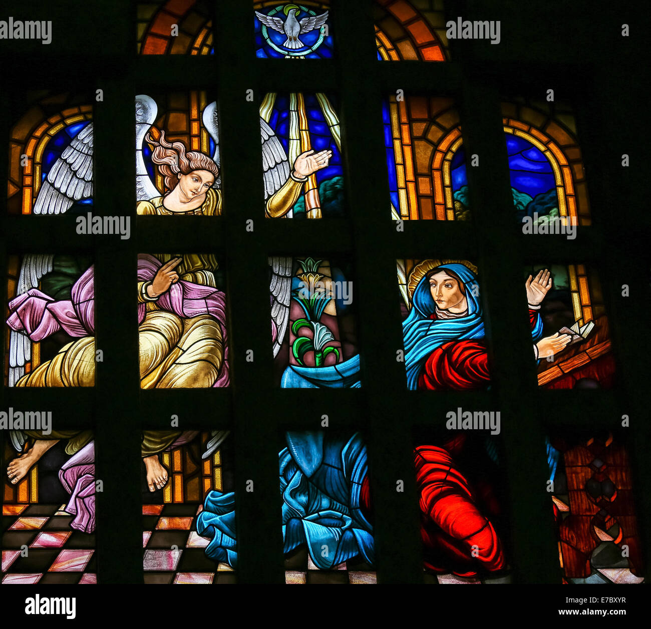 Glasmalerei-Fenster Darstellung der Verkündigung in der Wallfahrtskirche des Felsens (Santuario da Penha) in Guimaraes, Portugal. Stockfoto