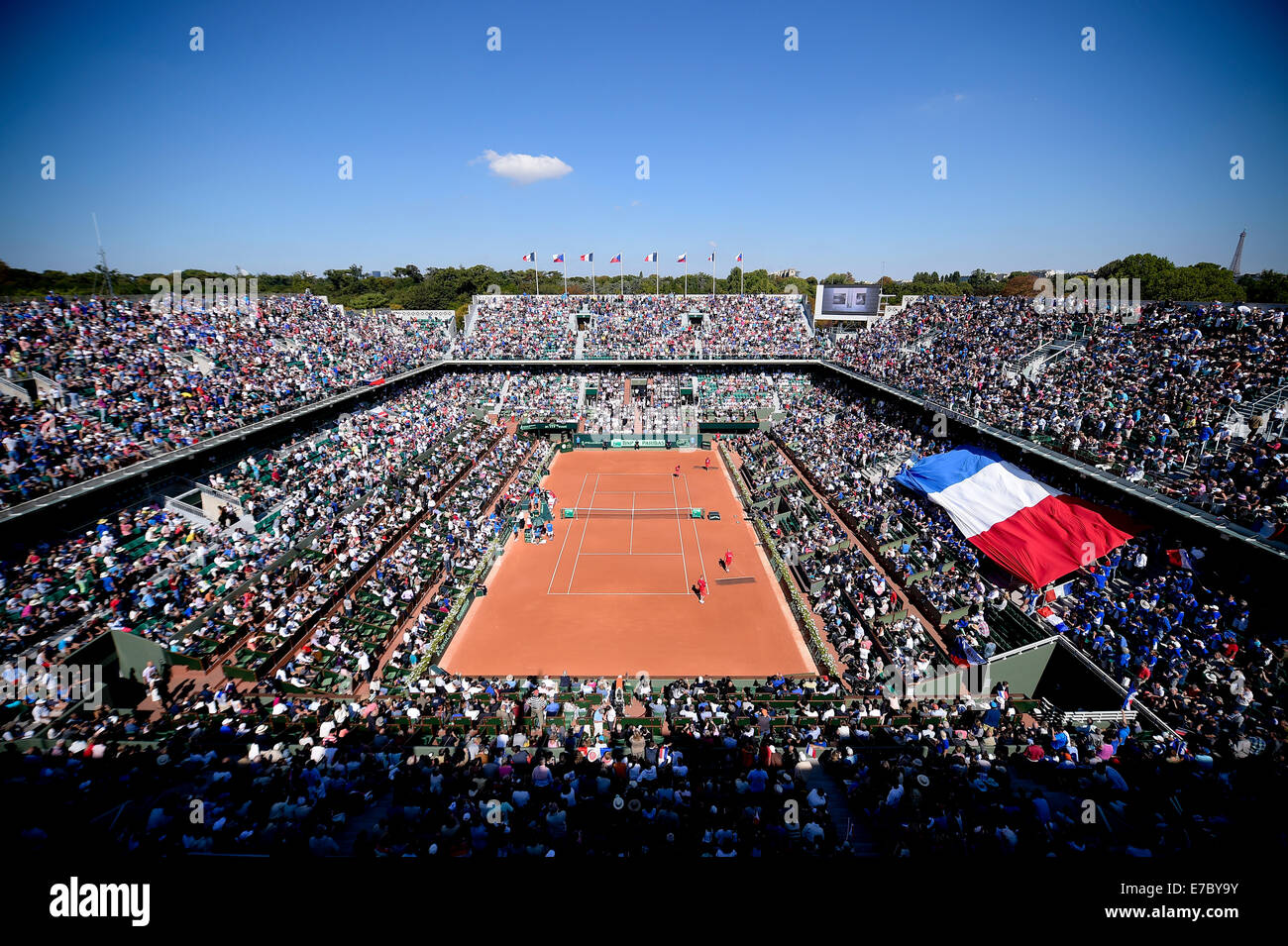 Paris, Frankreich. 12. Sep, 2014. Davis Cup Tennis Halbfinale Frankreich gegen Tschechien. Unterstützer von Frankreich winken ihren Bannern Credit: Action Plus Sport/Alamy Live News Stockfoto
