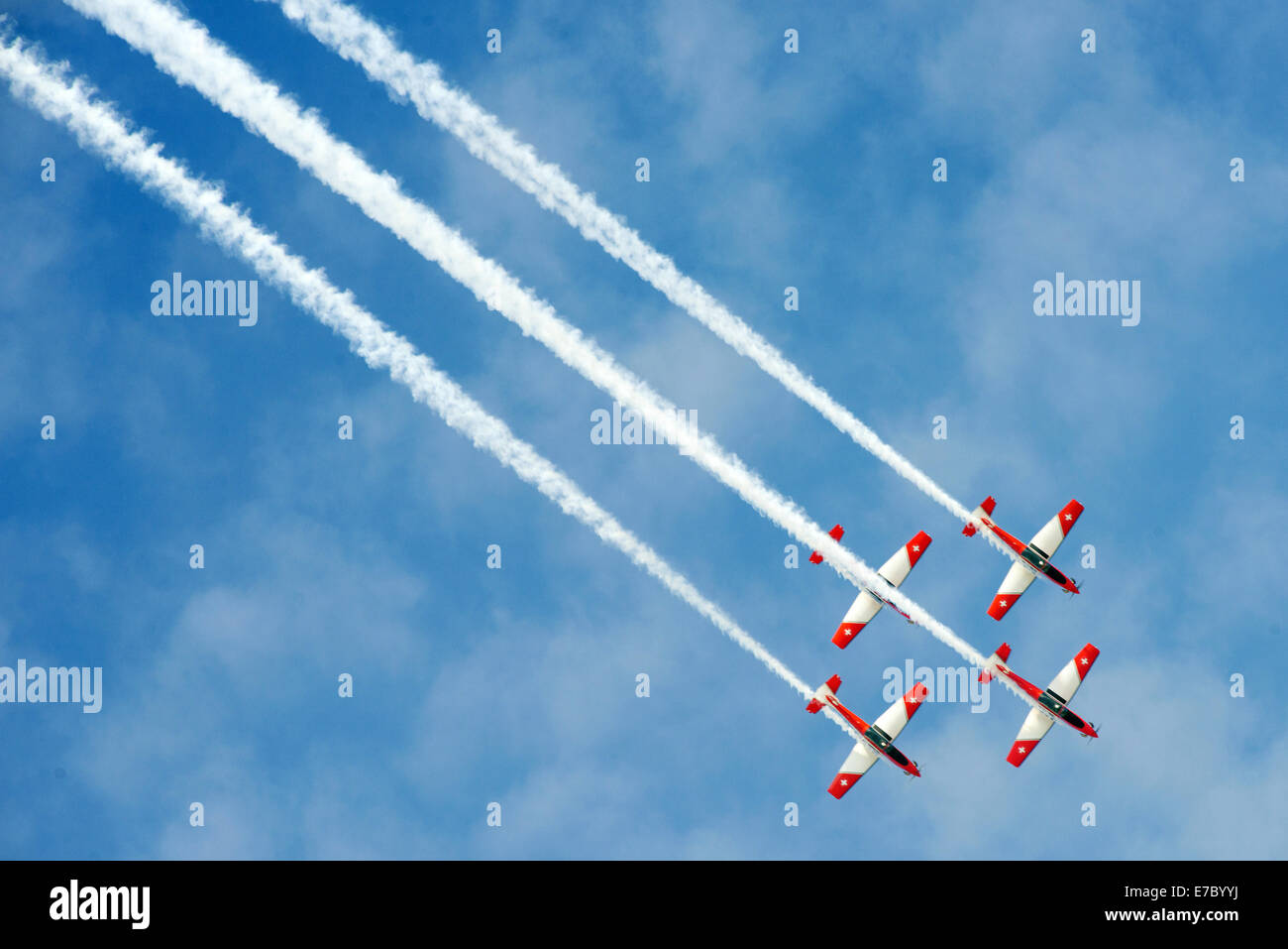 PAYERNE, Schweiz - SEPTEMBER 7: Flug des PC-7 Kunstflugstaffel in engen Formation auf AIR14 Airshow in Payerne Stockfoto