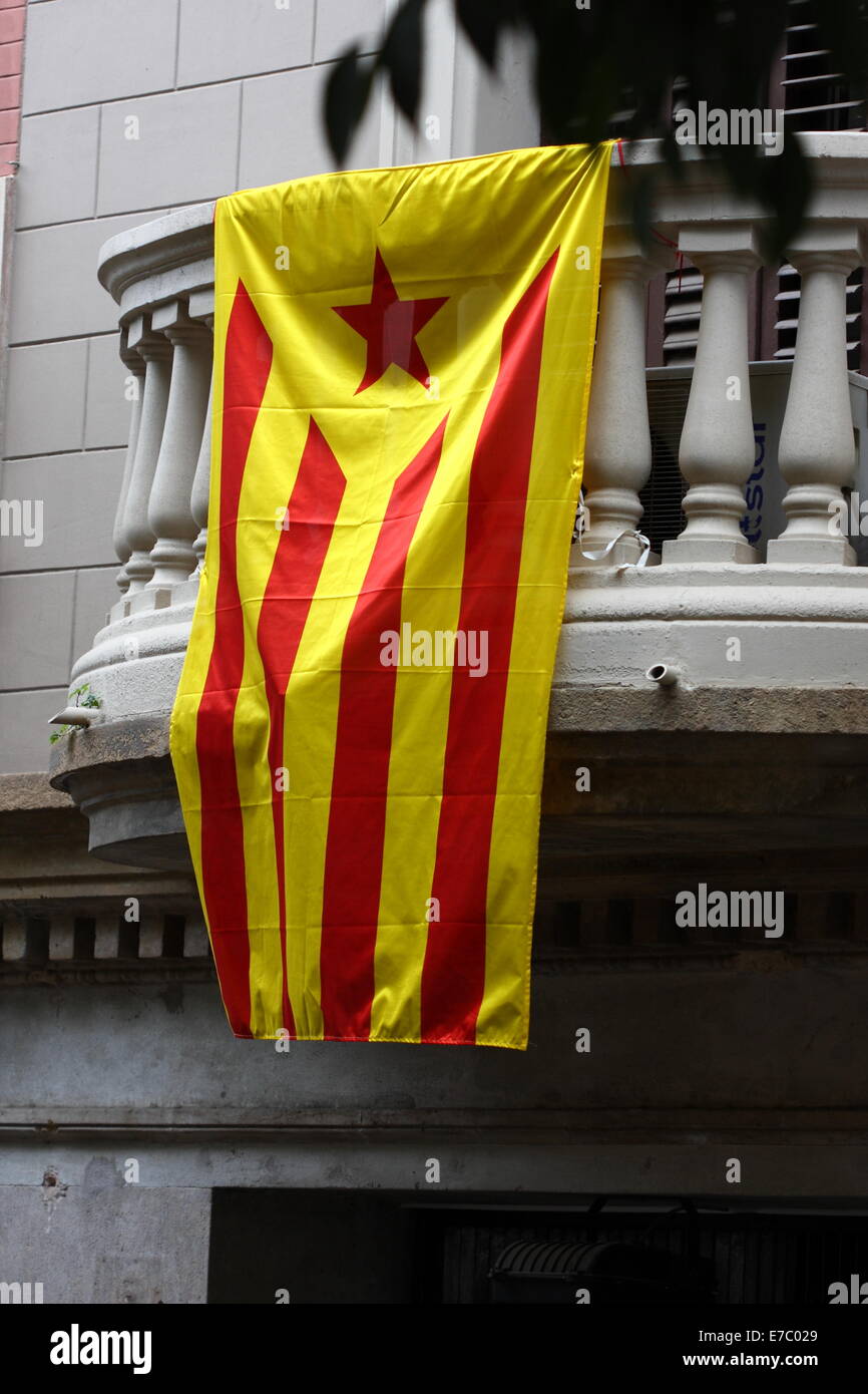 Catalunya (Katalonien) Flagge hängt vom Balkon in Barcelona, Spanien, 2. August 2014 Stockfoto