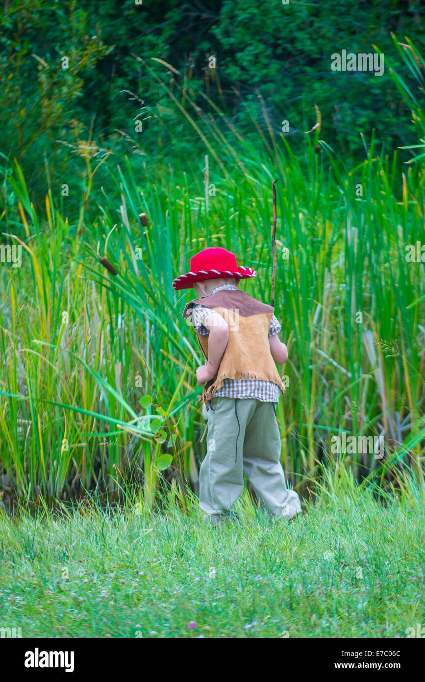 Jungen Teilnehmer in das Fort Bridger Rendezvous statt in Fort Bridger Wyoming Stockfoto