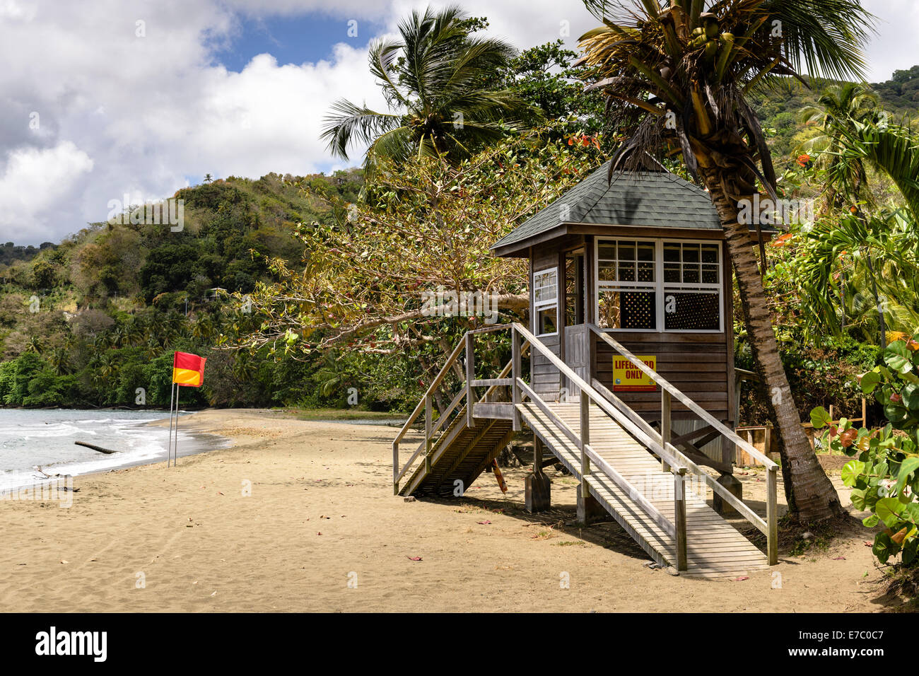 Rettungsschwimmer-Hütte am Strand in Kings Bay, Delaford, Eastern Tobago. Stockfoto